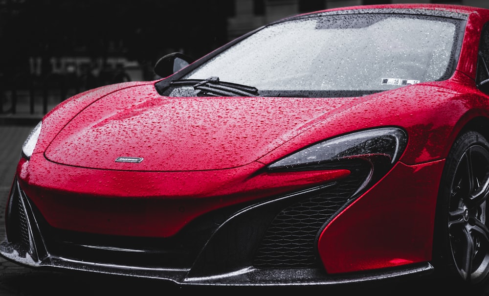 capó rojo de un coche deportivo