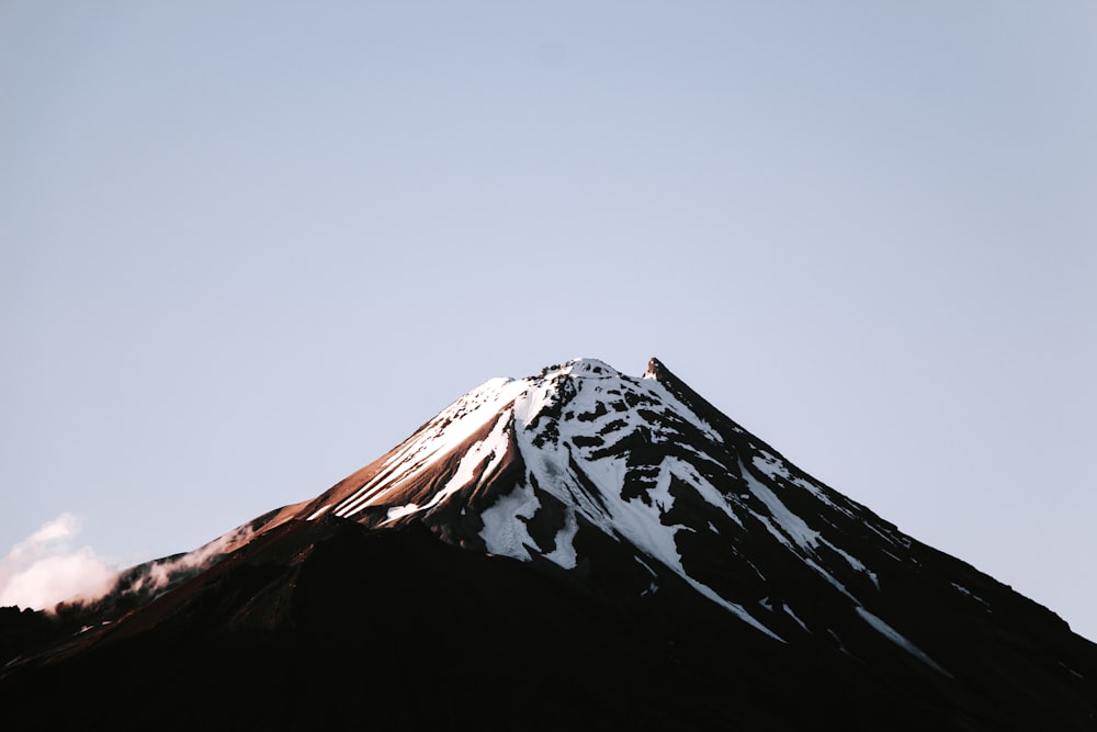 澄み切った空の下のアルプ山