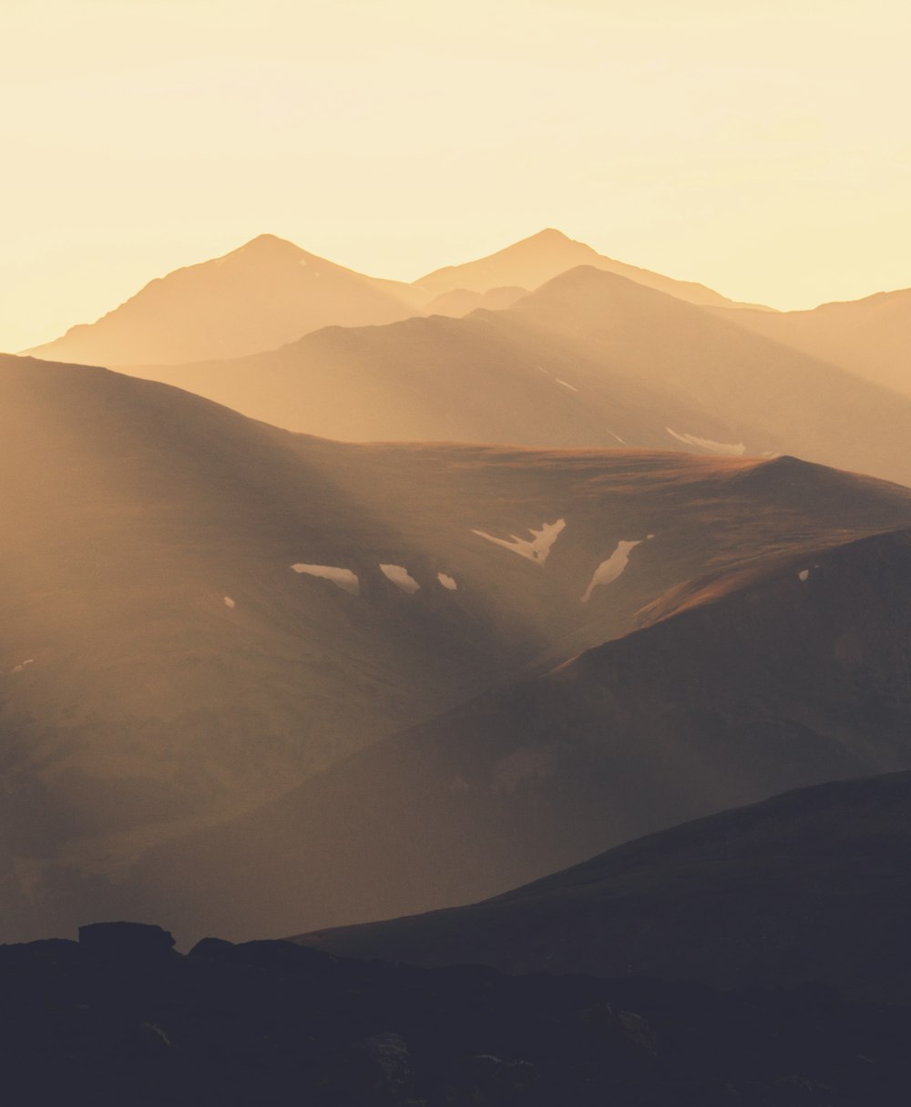 Le soleil brille au-dessus des chaînes de montagnes