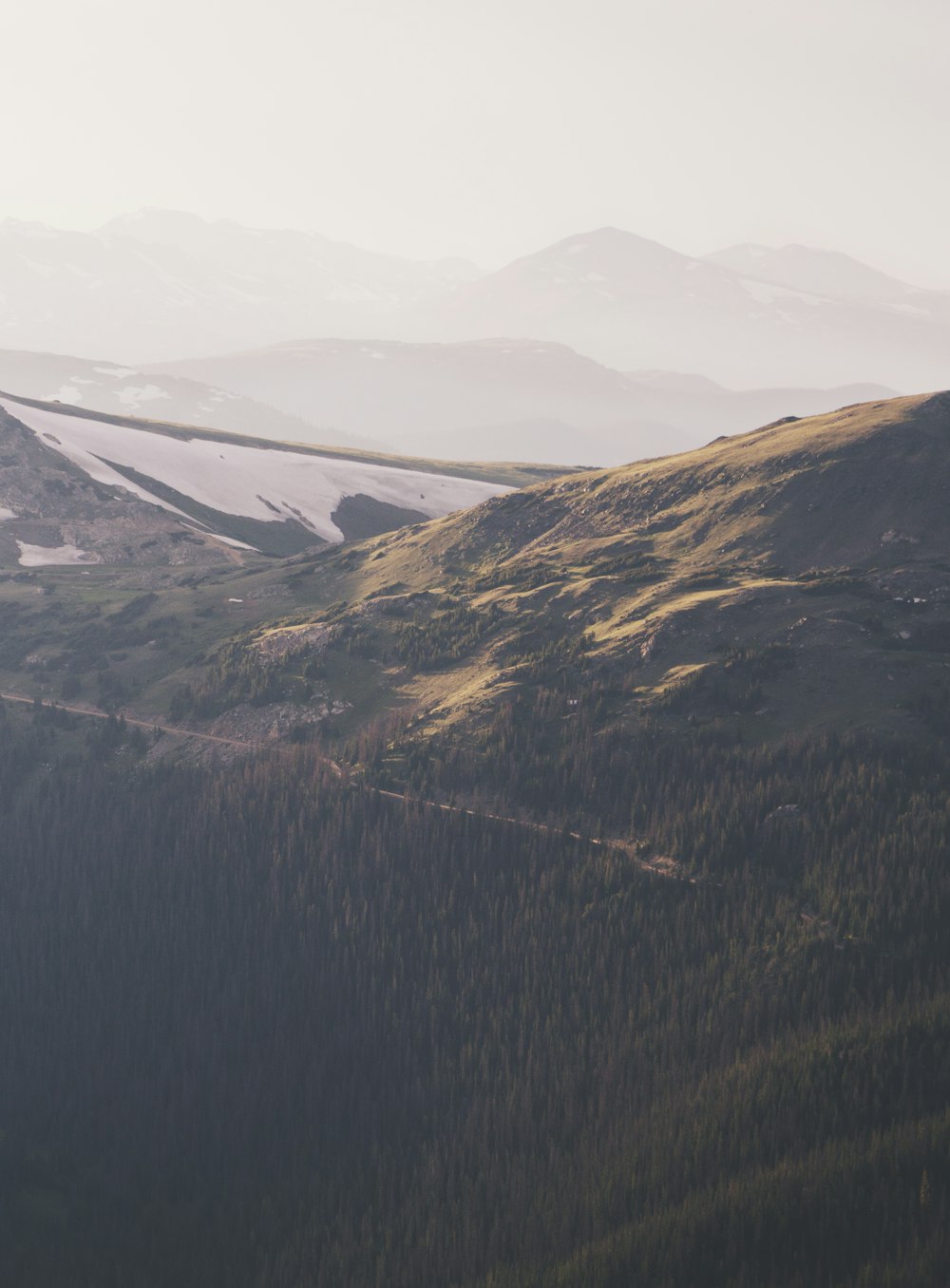 Photographie aérienne d’une montagne couverte de brouillard