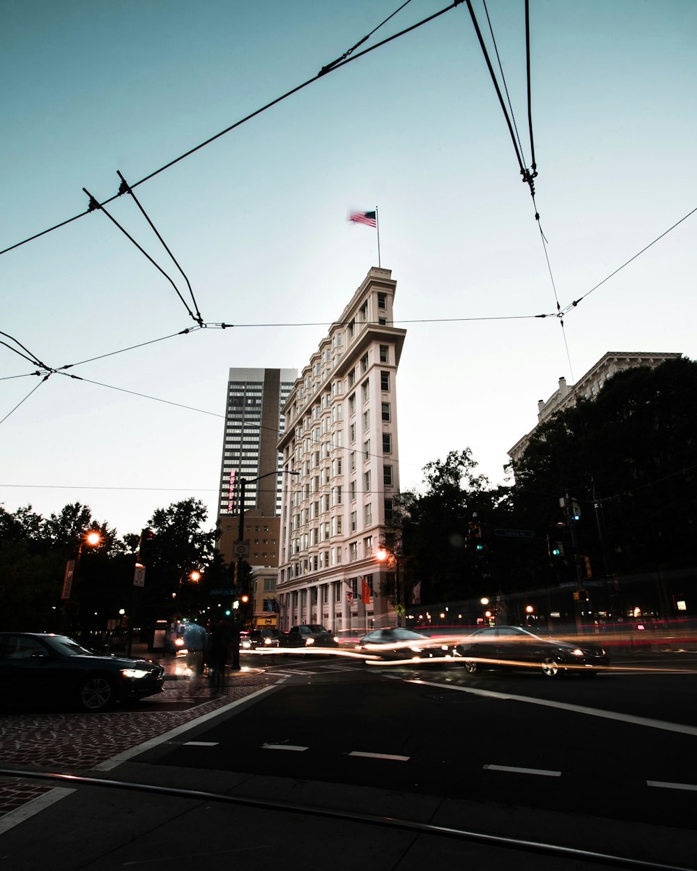 Edificio blanco de gran altura al otro lado de la calle