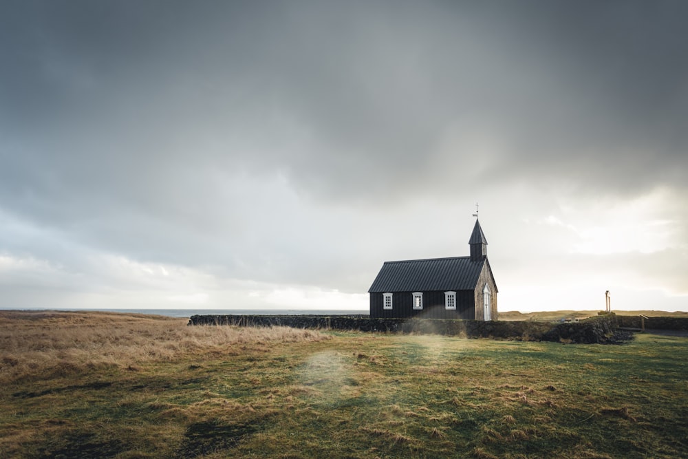 église entourée d’herbe