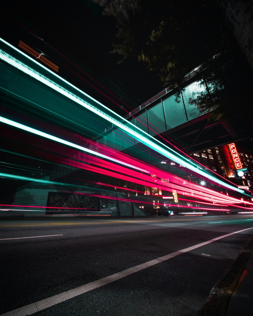 foto time lapse del paesaggio urbano con strada asfaltata