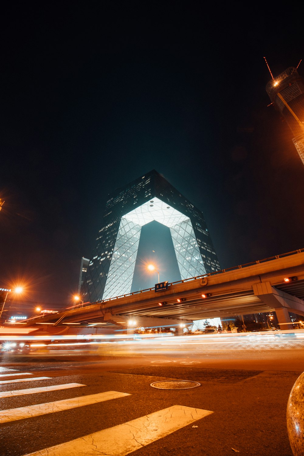 Foto de ángulo bajo de un edificio iluminado de hormigón