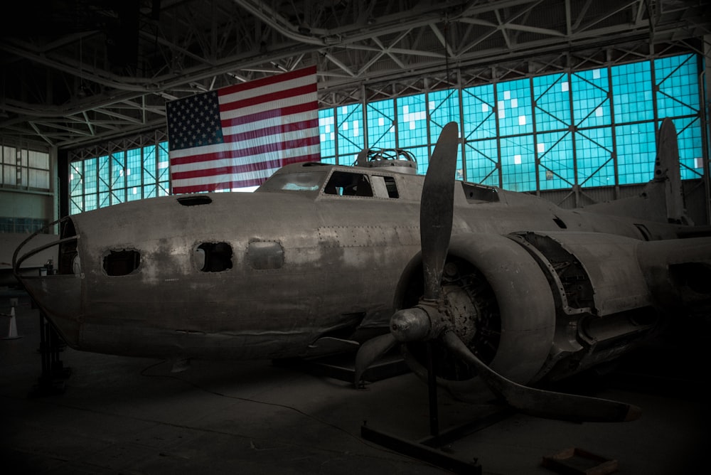 shallow focus photography of grey airplane