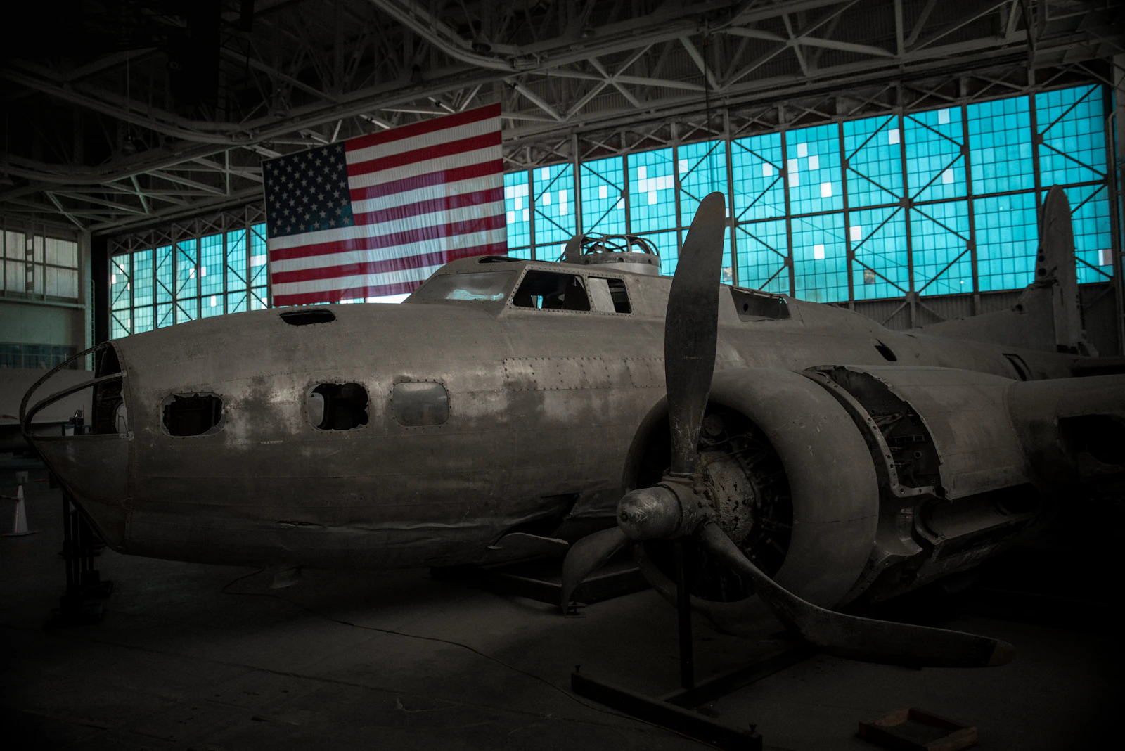 Historisches Flugzeug in einer Ausstellung bei Pearl Harbor auf Oʻahu