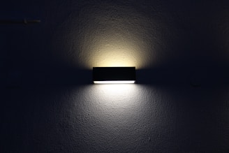 apliques retangulares pretos com luz suave