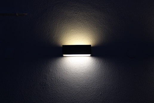 apliques retangulares pretos com luz suave