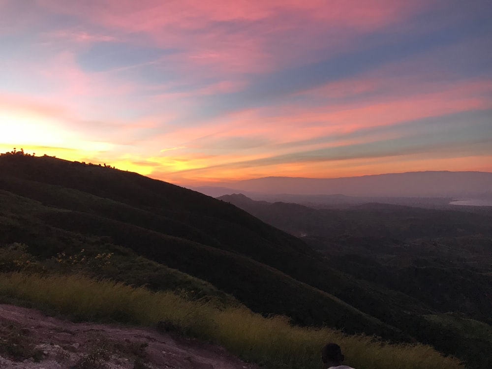 Montaña bajo el cielo naranja y azul en la hora dorada