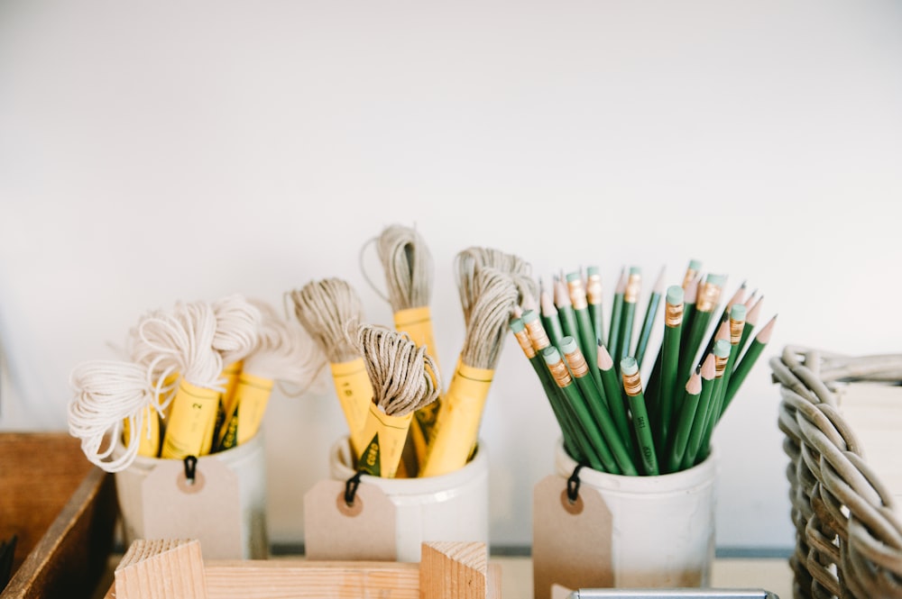 crayons dans un récipient blanc