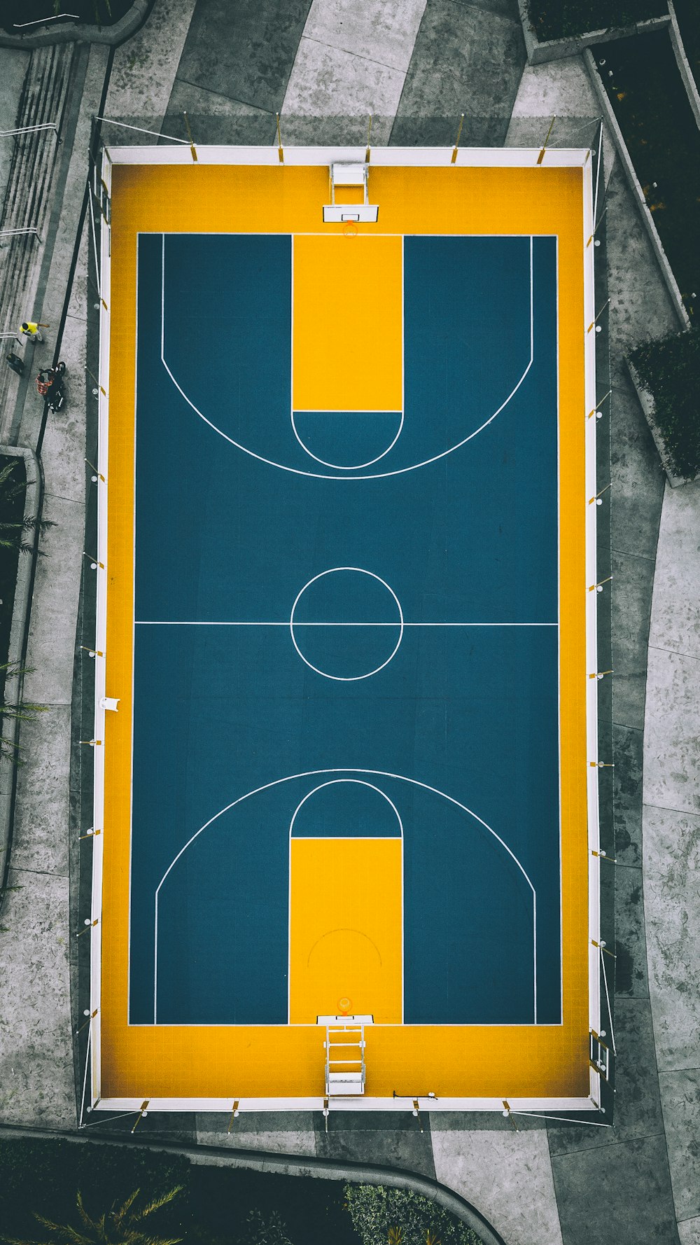 vista aérea fotografia da quadra de basquete amarela e azul