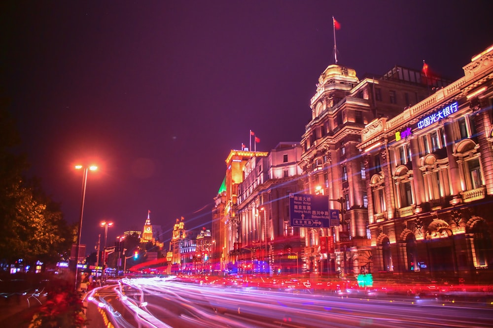 Foto de lapso de tiempo de la ciudad durante la noche