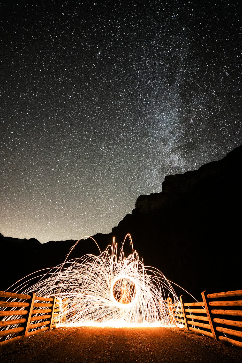 Fotografía con alambre de acero bajo la Vía Láctea