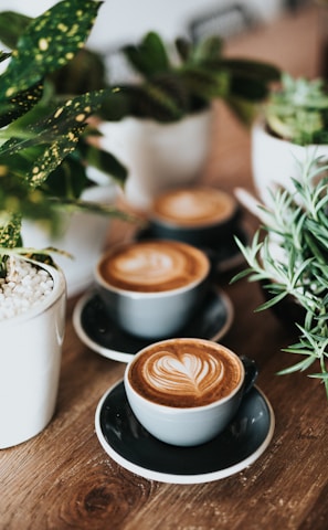 shallow focus photography of coffee late in mug on table