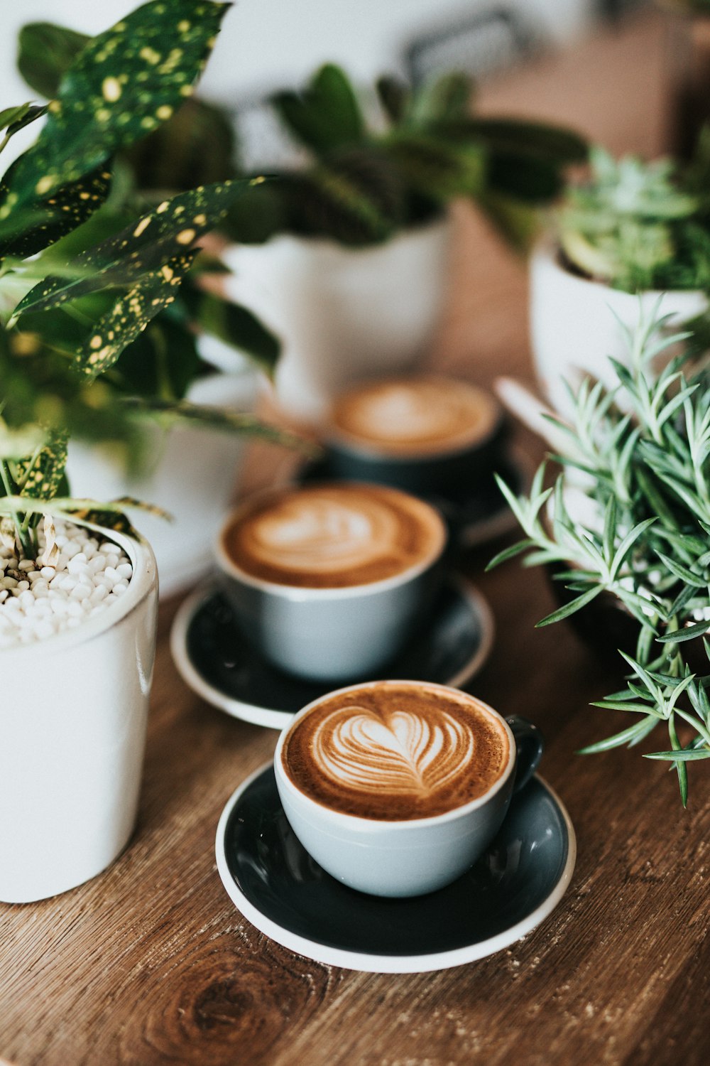 fotografía de enfoque superficial de café tarde en taza sobre la mesa