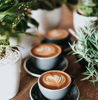 shallow focus photography of coffee late in mug on table