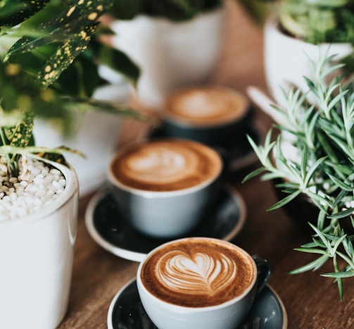 shallow focus photography of coffee late in mug on table