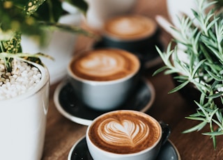 shallow focus photography of coffee late in mug on table