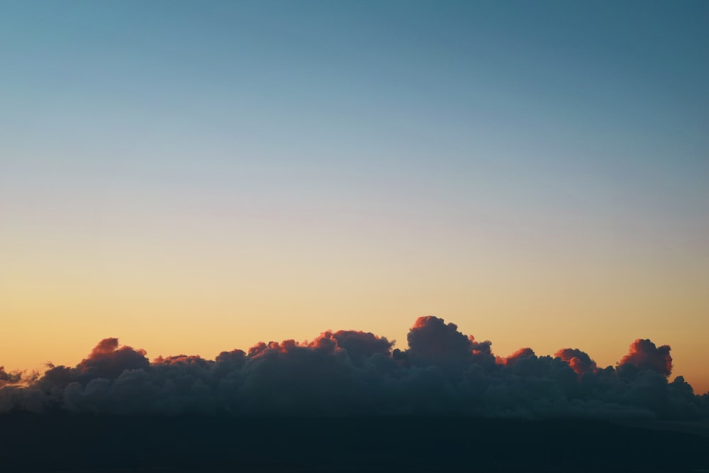 青空の下での雲の形成