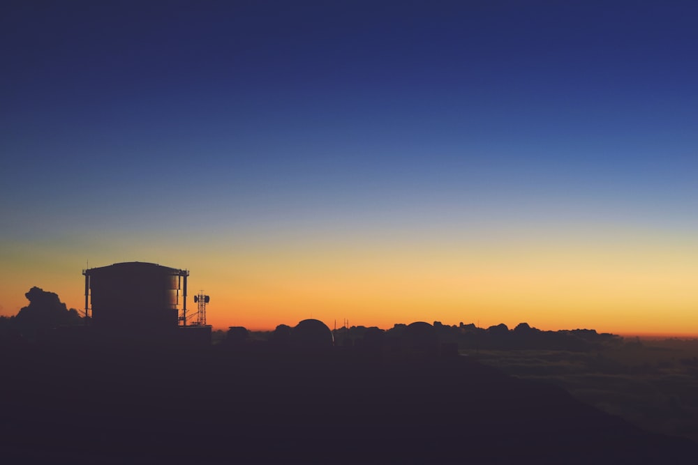 silhouette de hangar pendant l’heure dorée