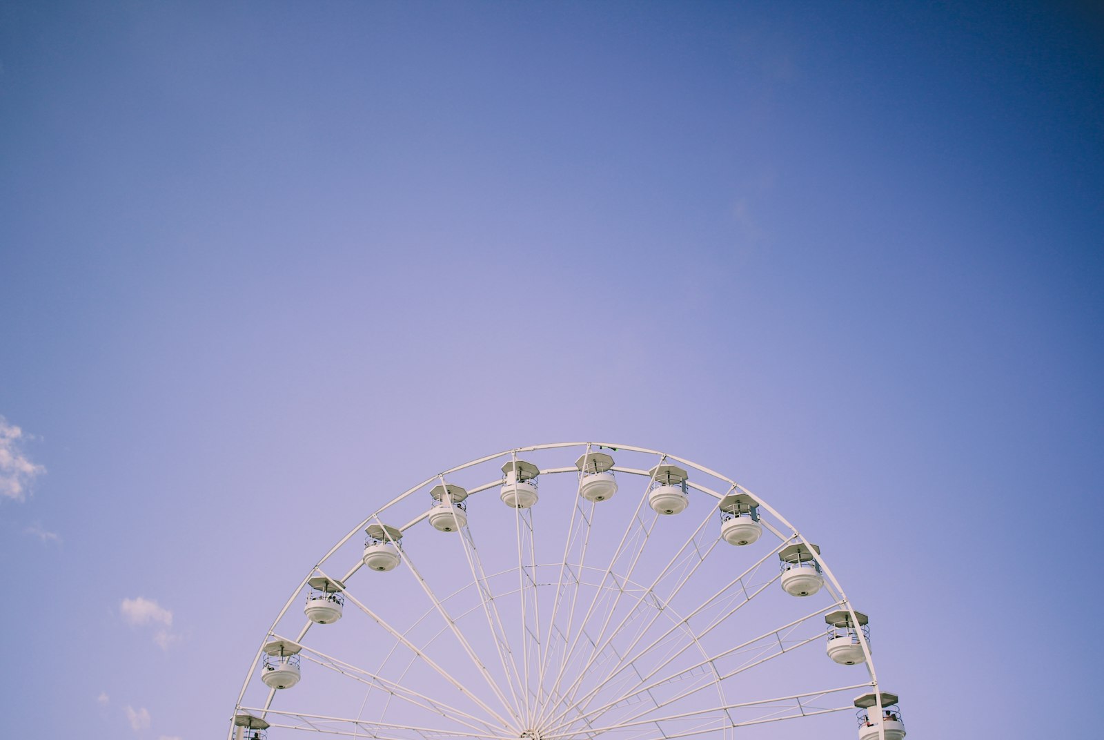 Canon EOS 600D (Rebel EOS T3i / EOS Kiss X5) + Canon EF-S 24mm F2.8 STM sample photo. Ferris wheel photography