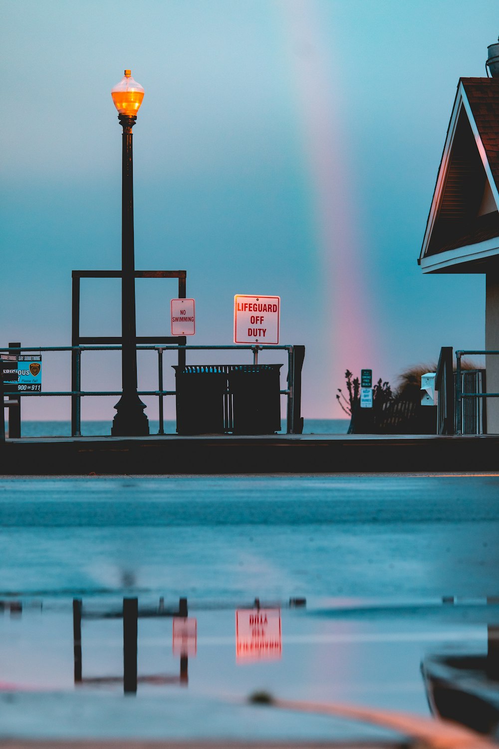 Photographie à mise au point peu profonde d’un lampadaire noir