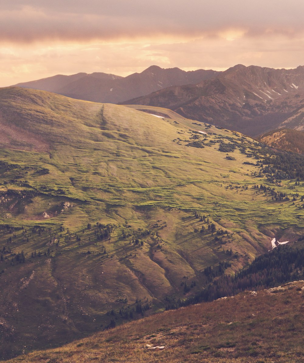 photographie de paysage de montagnes