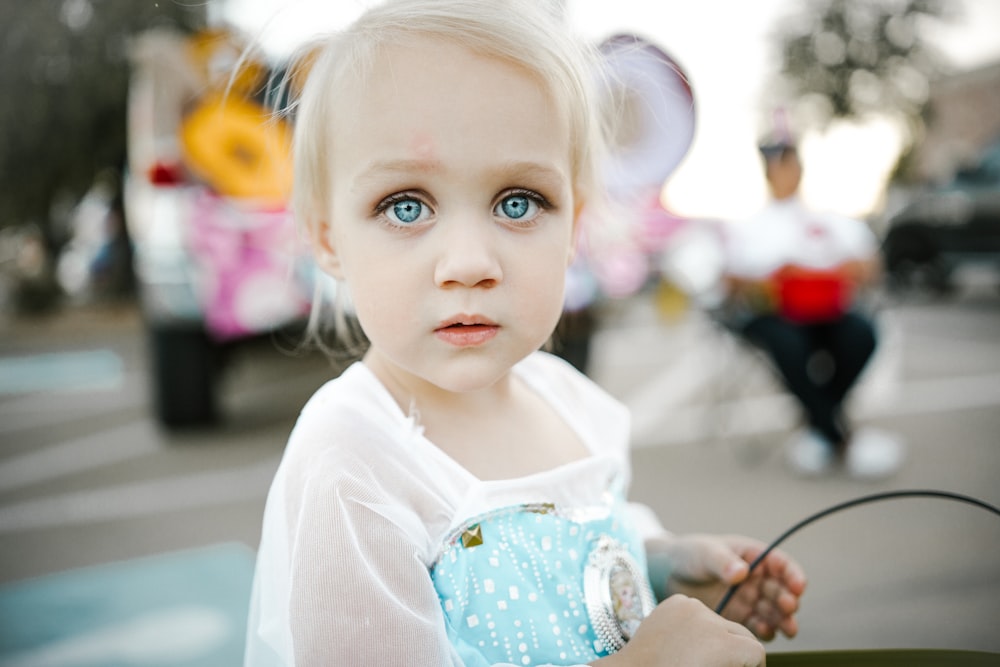 shallow focus photography of a girl holding black bag