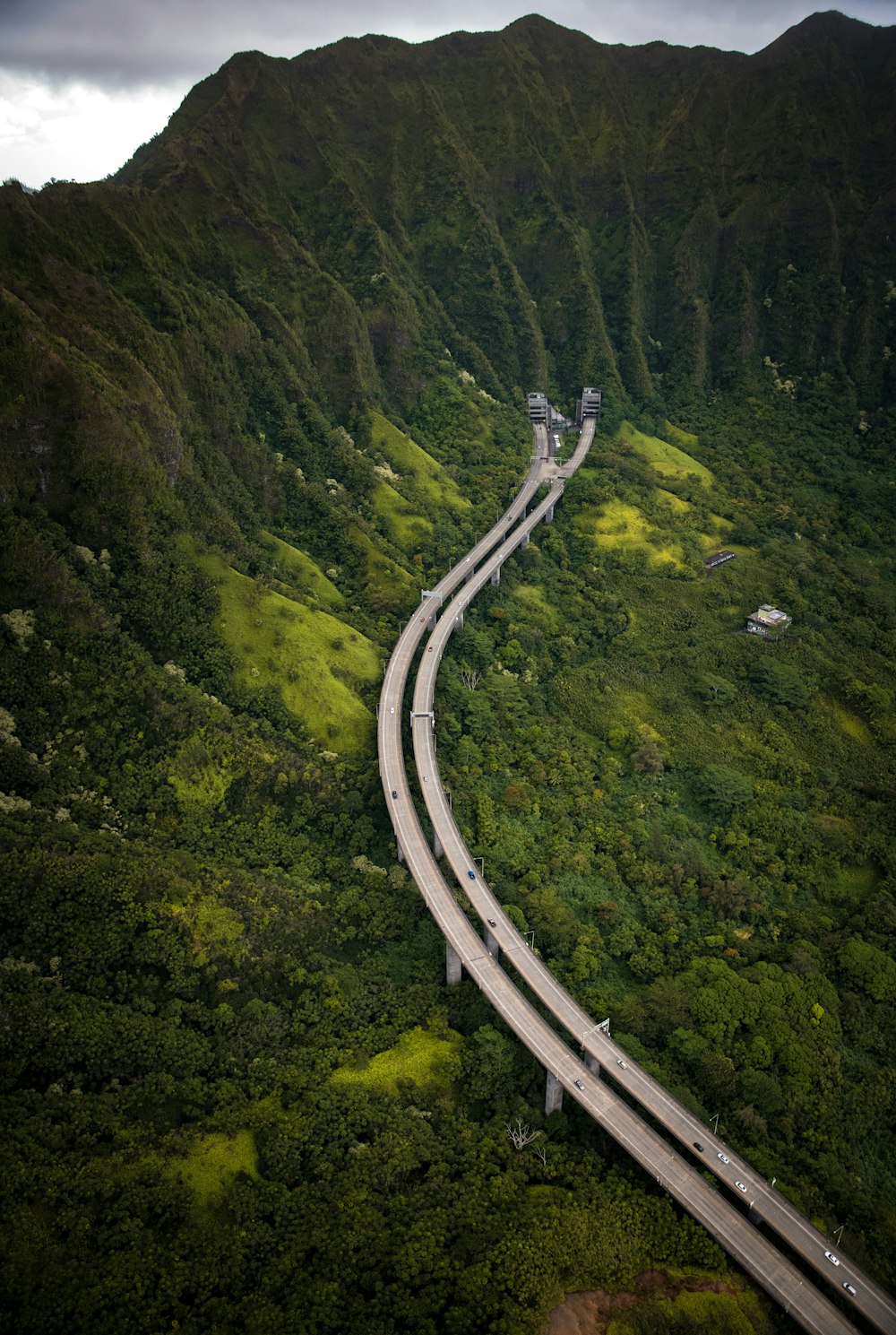 Autoroute menant à la montagne