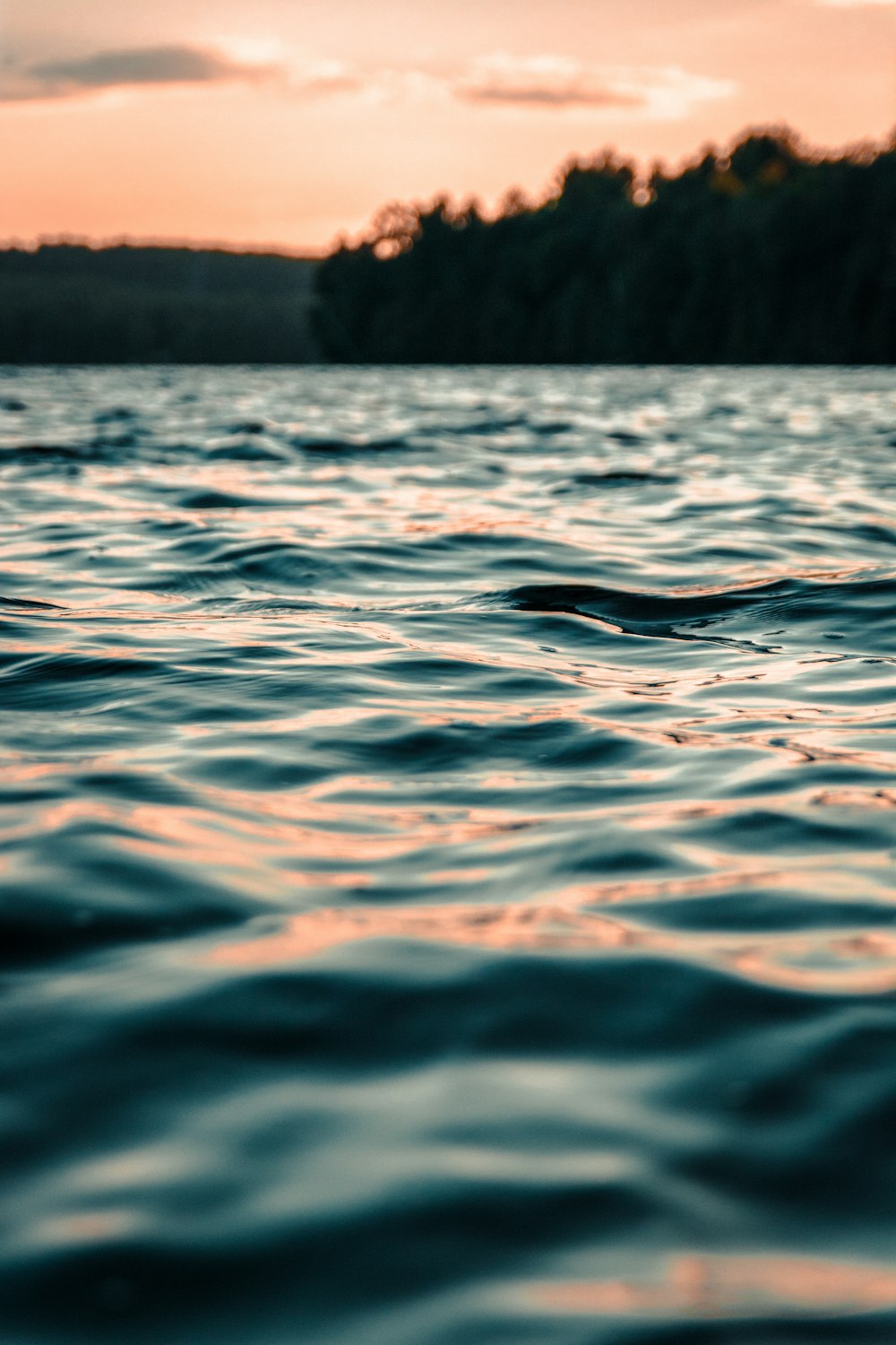 Cuerpo de agua durante la hora dorada