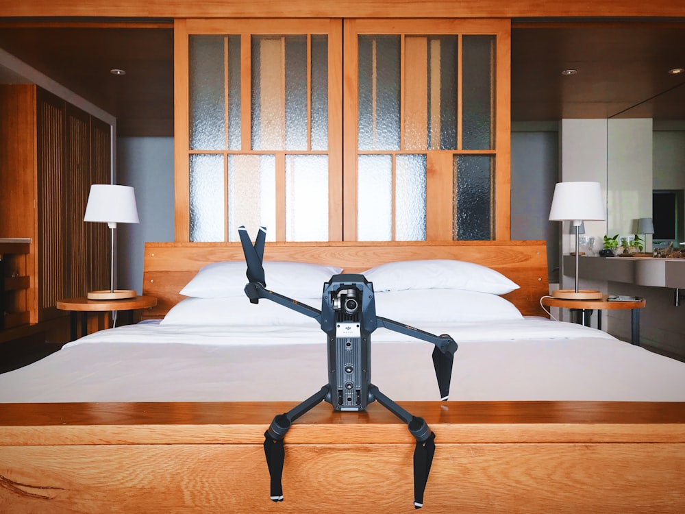 drone quadricoptère noir sur table en bois marron