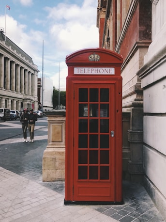 foto di strada di una cabina telefonica londinese