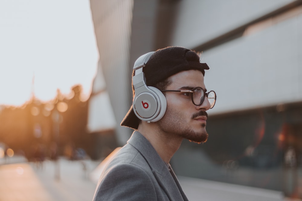 Photographie à mise au point superficielle d’un homme portant des écouteurs sans fil Beats