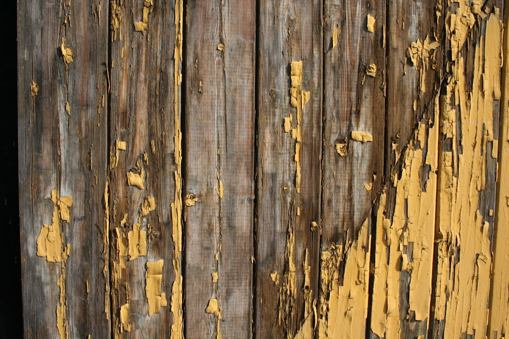 valla de madera marrón