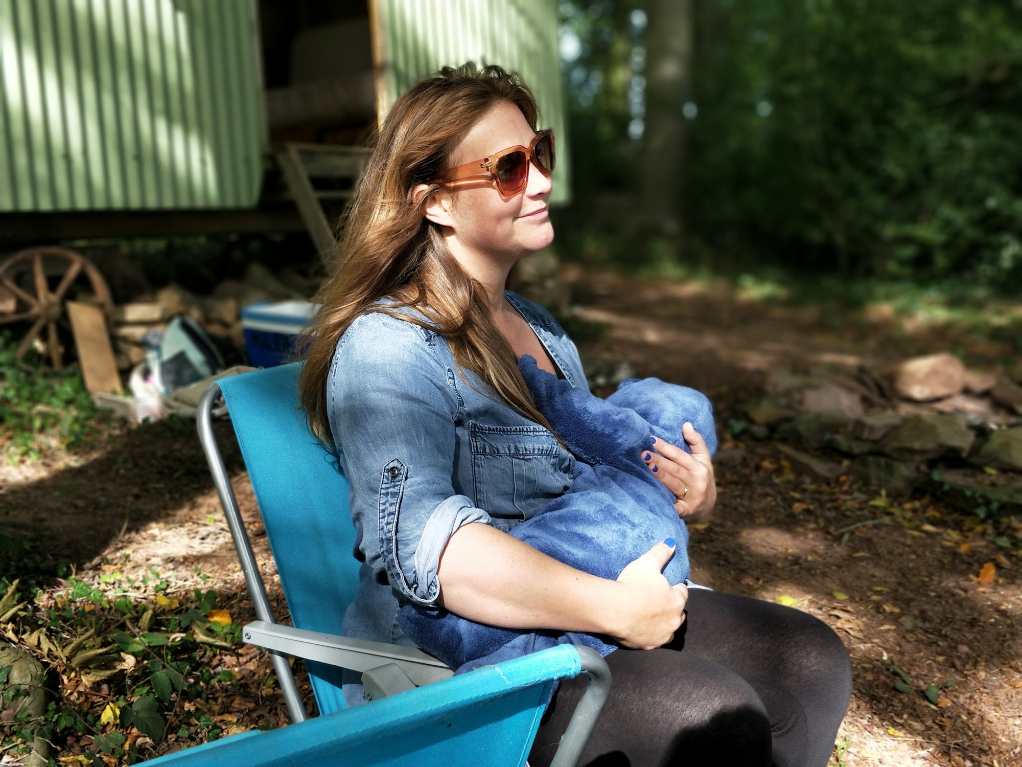 breastfeeding in a lawn chair, breastfeeding camping, beautiful breastfeeding