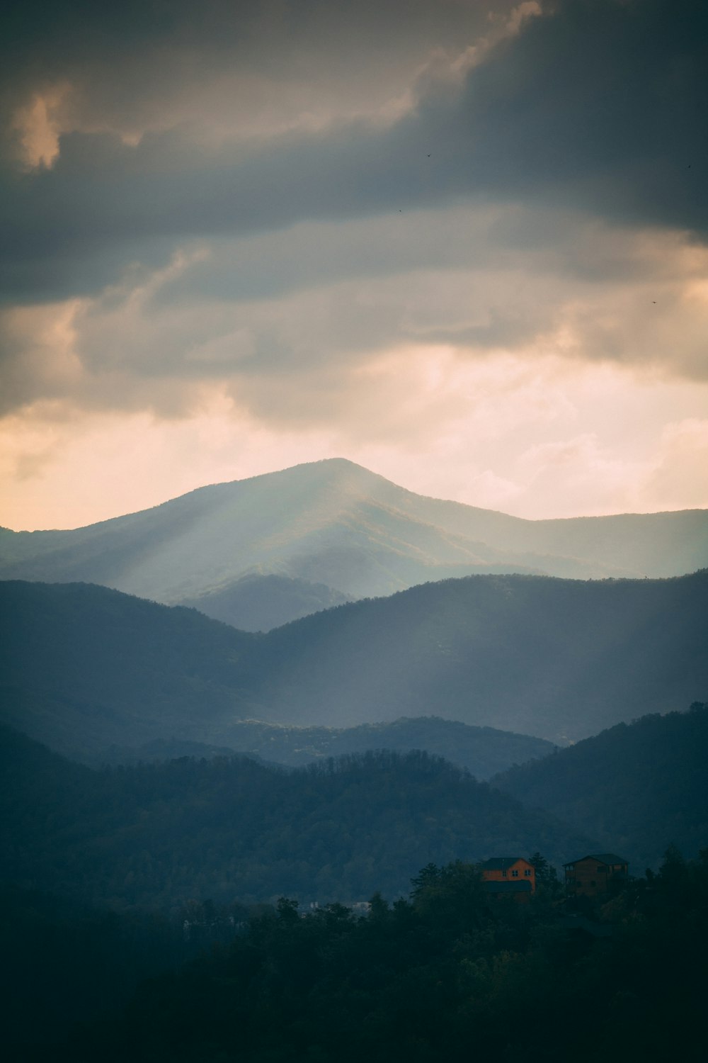 mountain under cloudy sky