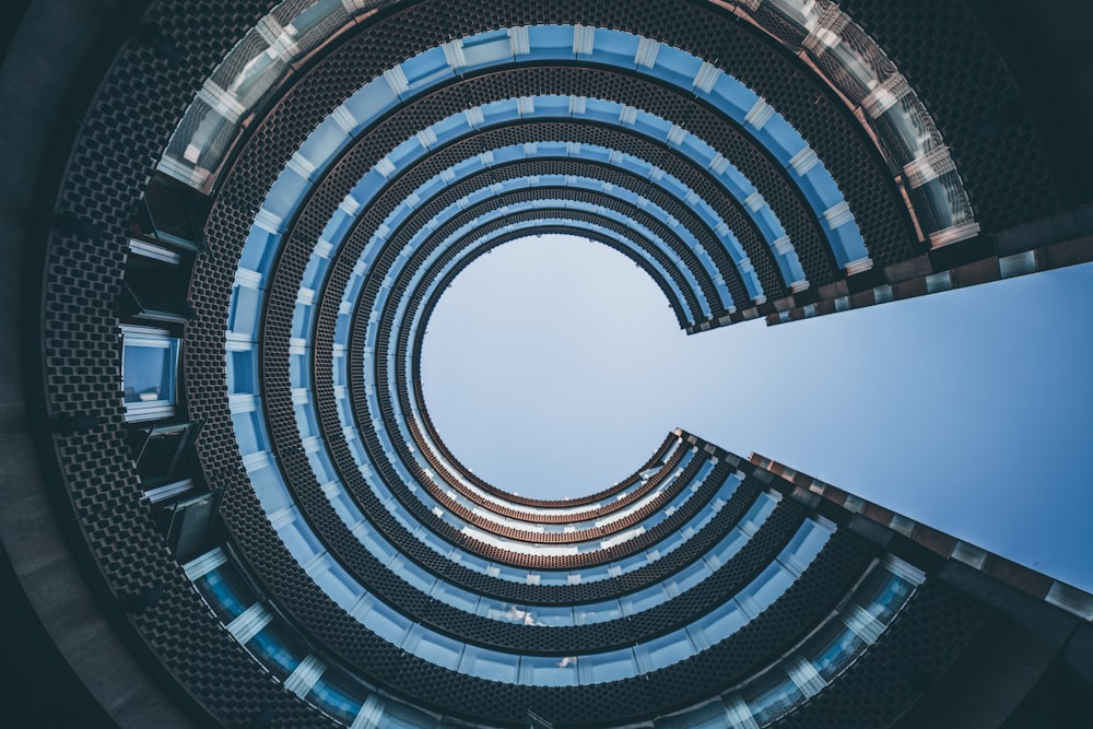 Photographie en contre-plongée d’un bâtiment architectural