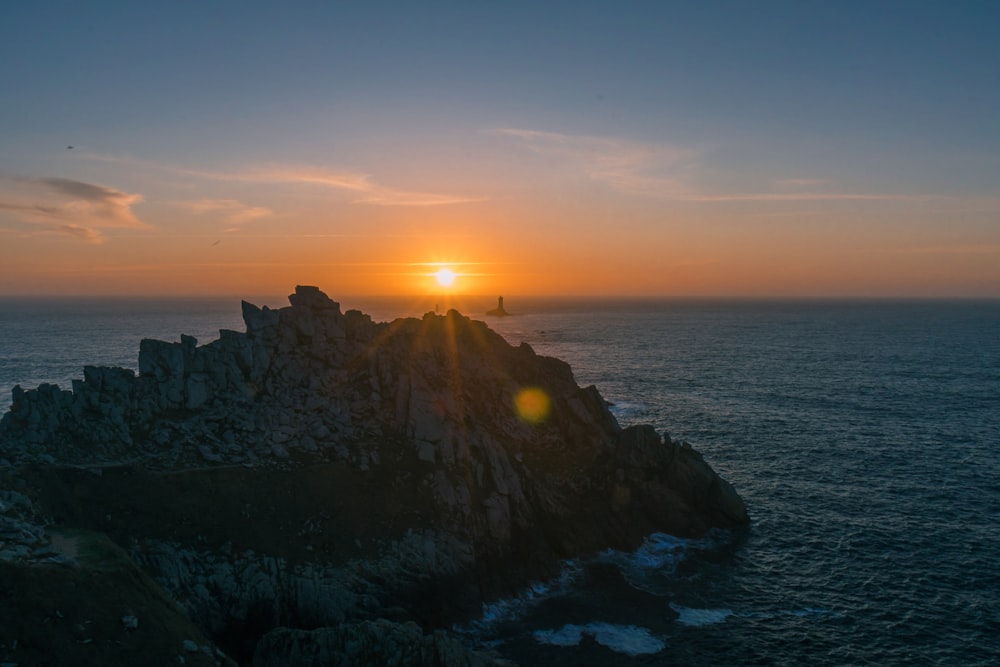 Luftaufnahme der Insel auf dem Meer bei Sonnenaufgang