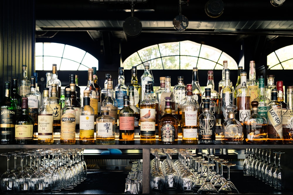 garrafas de bebidas alcoólicas variadas na mesa