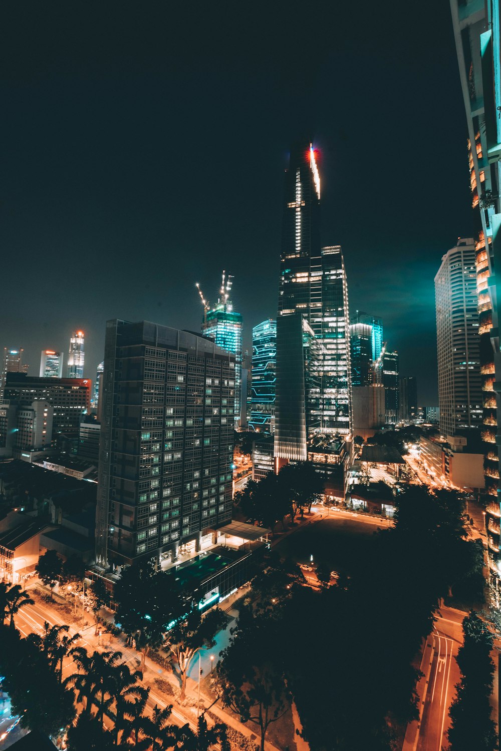 夜間の市内のライトアップされた高層ビルの写真