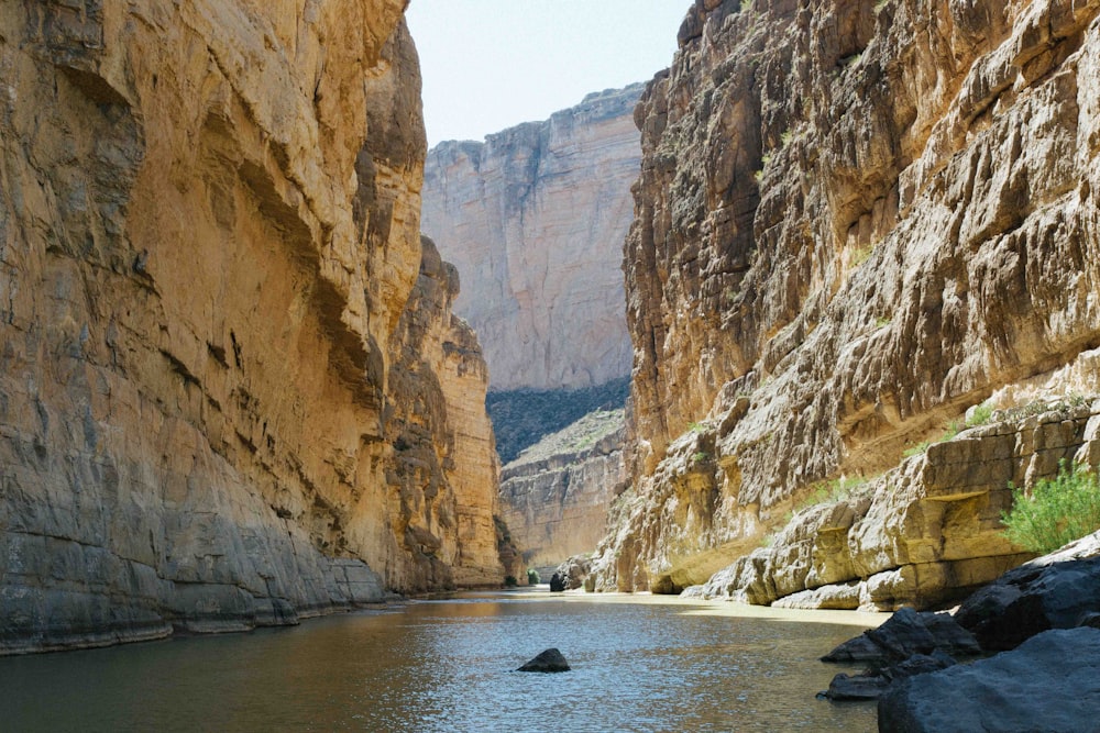 Fluss zwischen den Rocky Mountains unter klarem Himmel