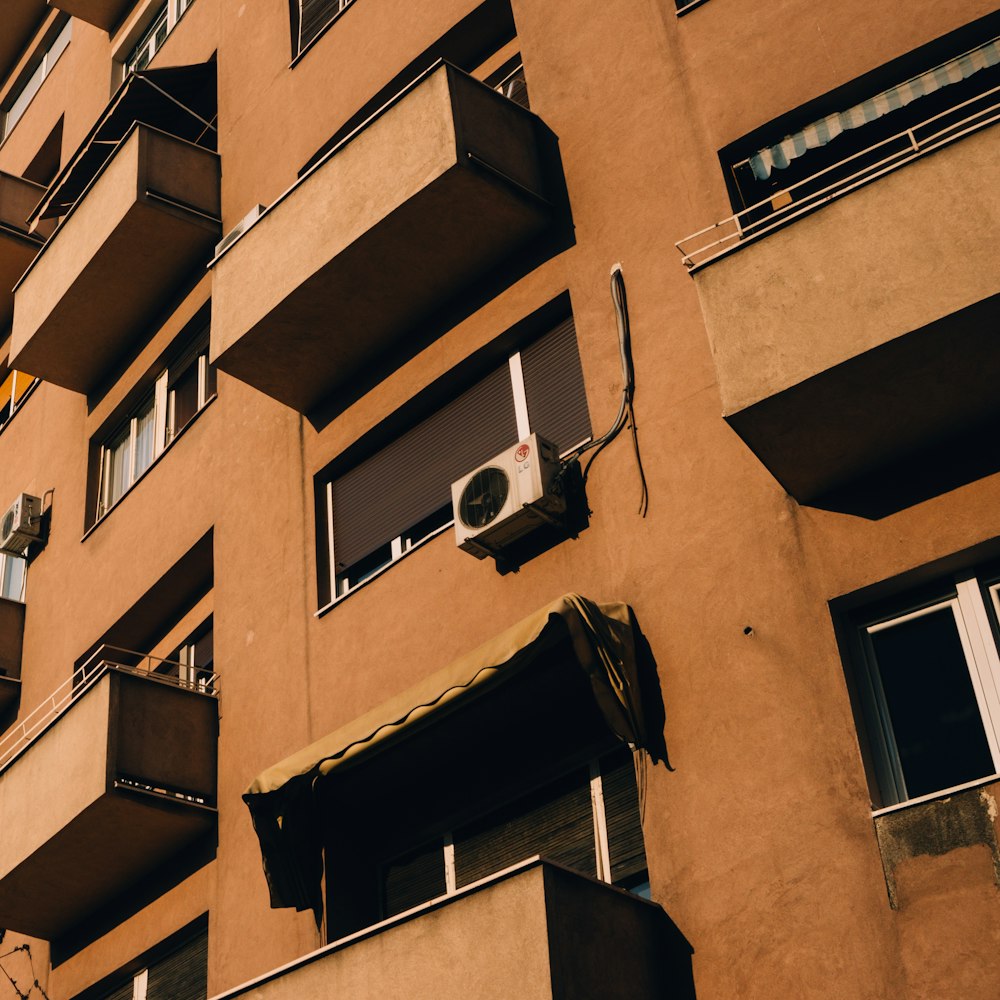 Edificio de hormigón marrón tomado durante el día