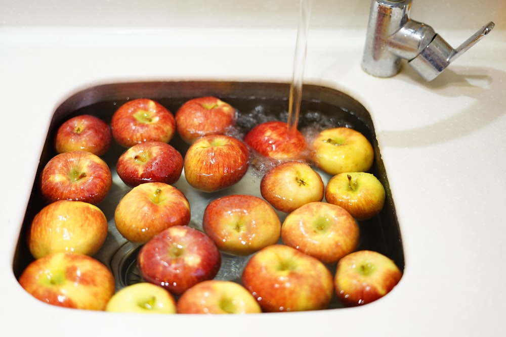 pommes rouges sur plan d’eau