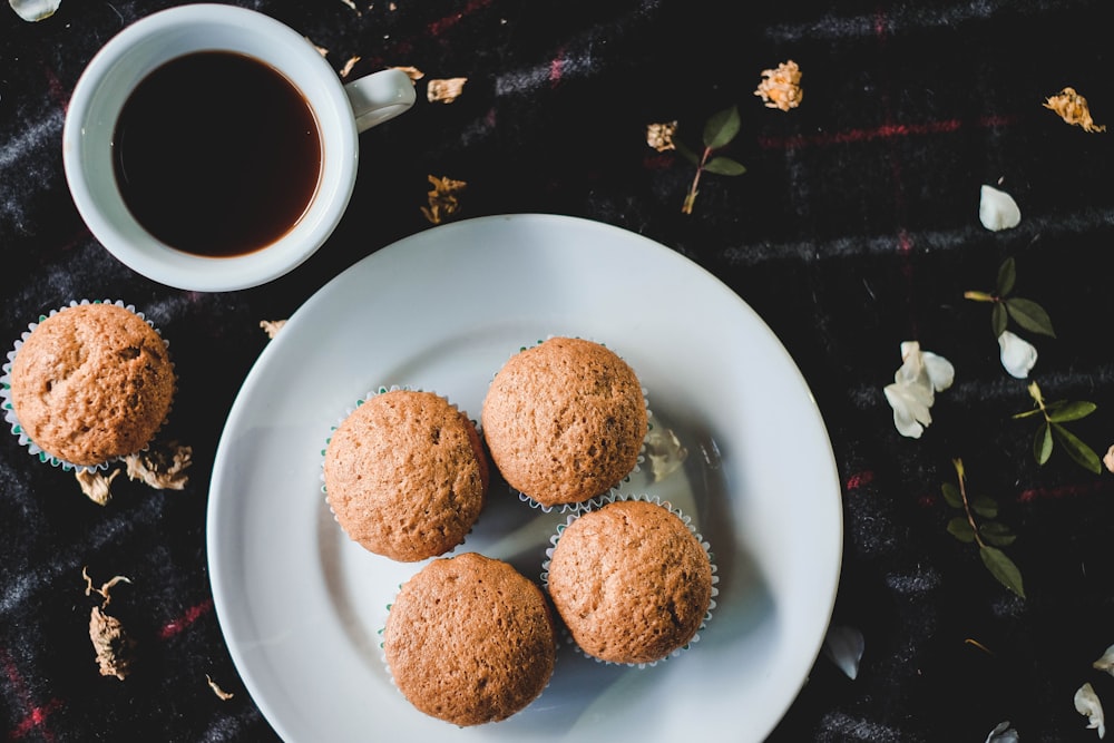 weißer Keramikteller mit Muffins