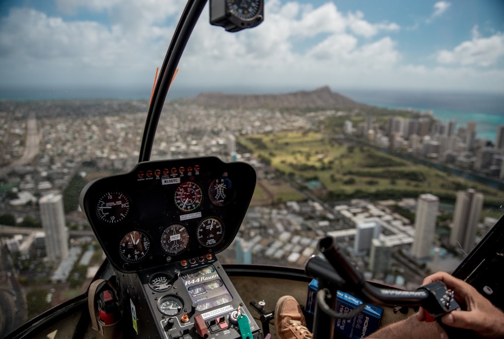 Ein Blick auf eine Stadt aus dem Inneren eines Hubschraubers