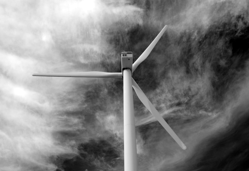 Foto en escala de grises de la turbina eólica