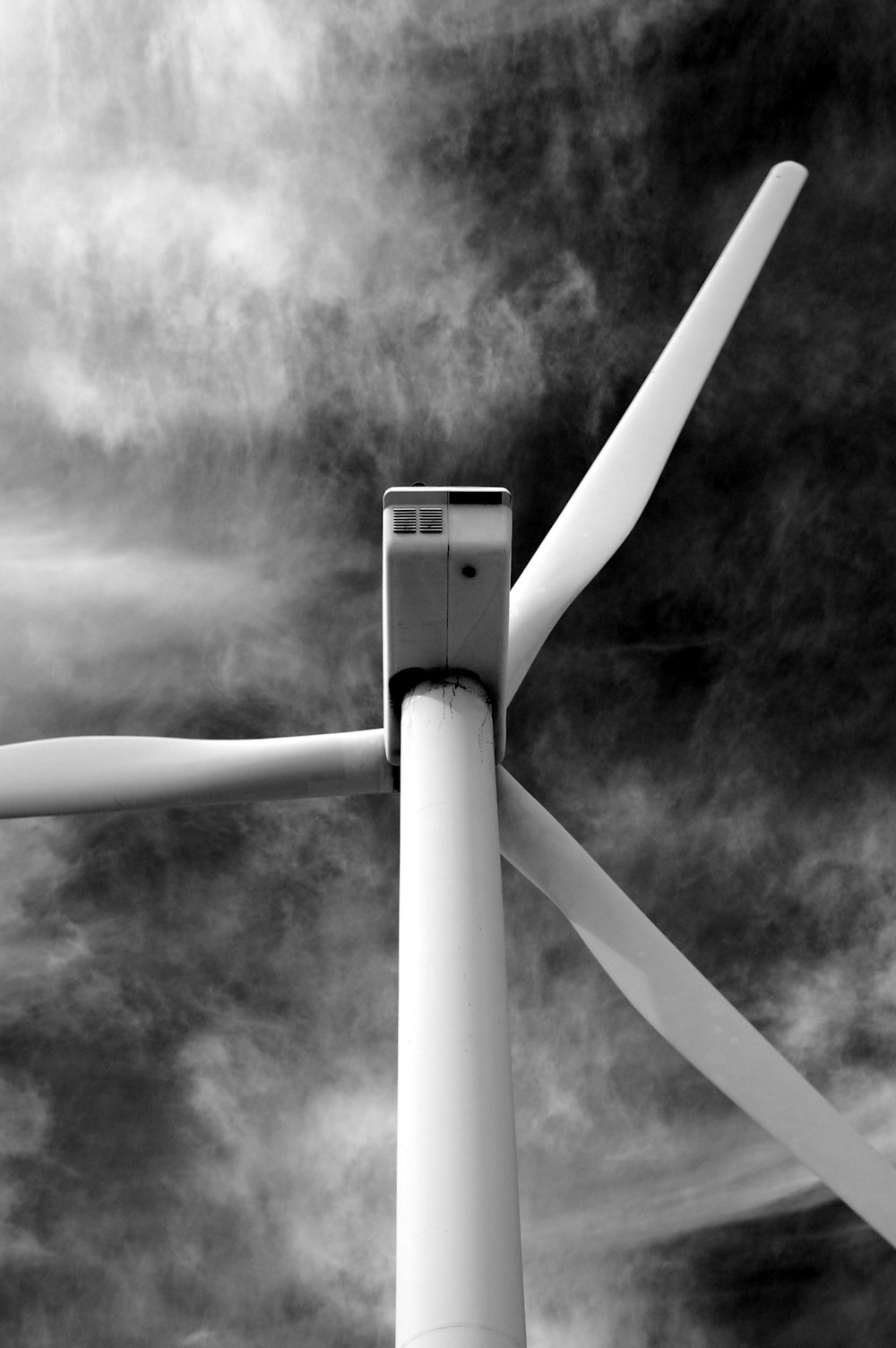 turbina eólica en escala de grises