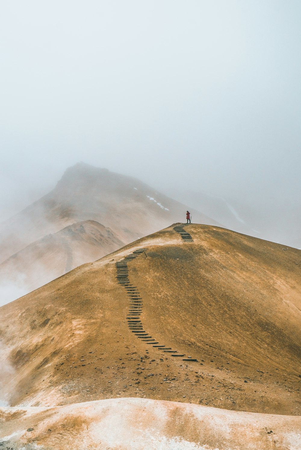 Hombre en la cima de Brown Hill