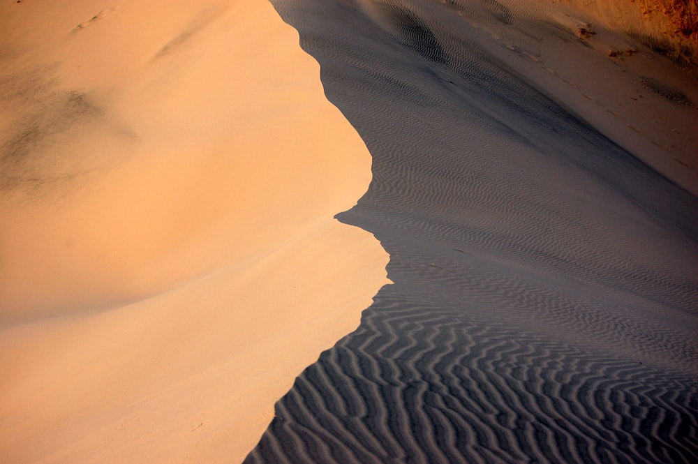 Colina do deserto durante o dia