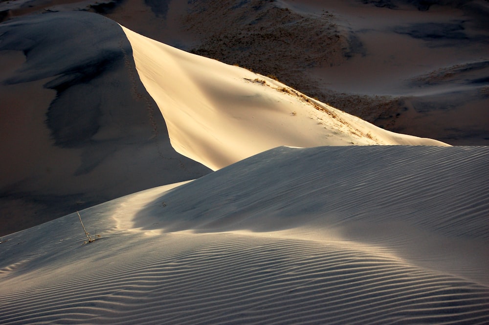 dune di sabbia durante il giorno